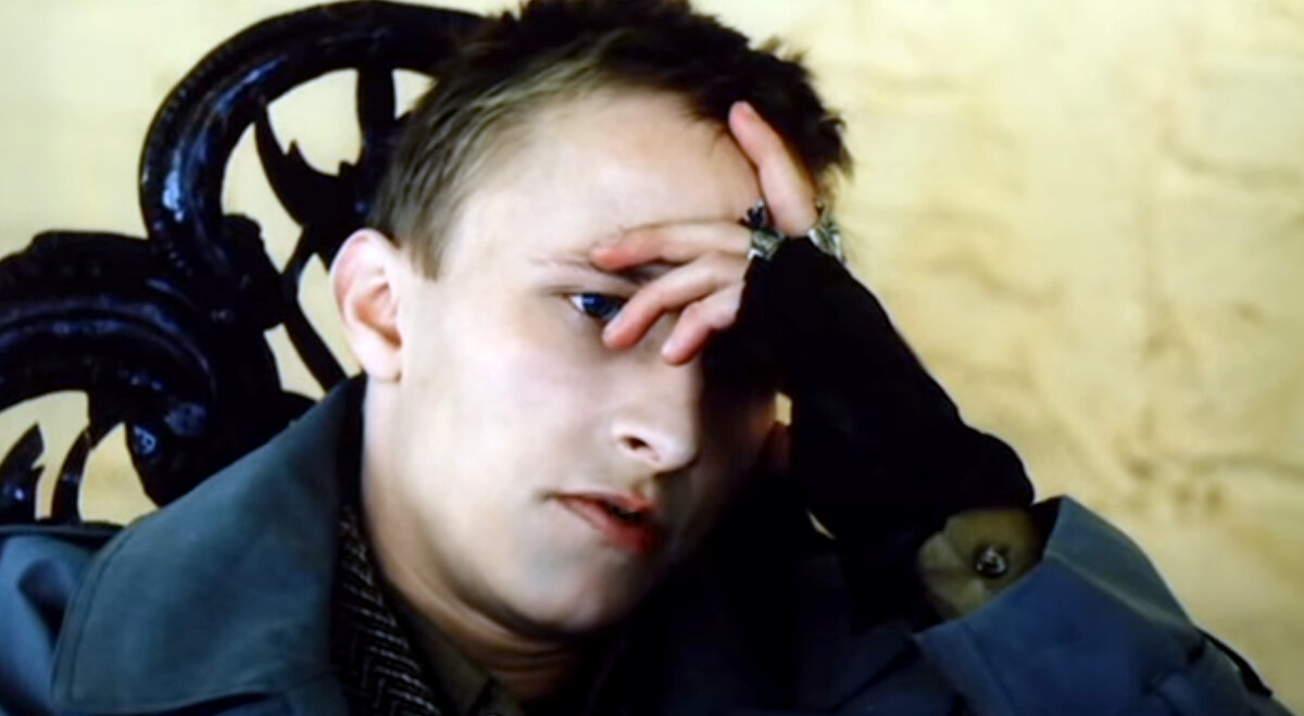 Иван Охлобыстин. Кадр из кинофильма "Арбитр", 1992 г., режиссер Иван Охлобыстин, сценарист Иван Охлобыстин, композитор Артем Артемьев. Скриншот кадра для иллюстрации