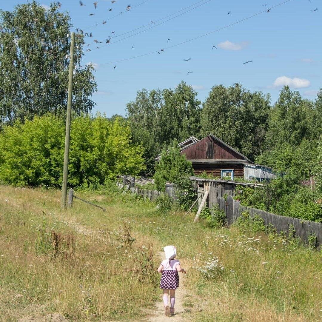 Приехали в деревню из которой. Деревенский отдых. Городской приехал в деревню. Кукшик деревня. Из города в деревню.