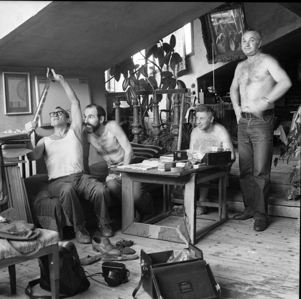 В мастерской Ильи Кабакова, 1981. Фото: Игорь Макаревич. Источник фото: aroundart.ru