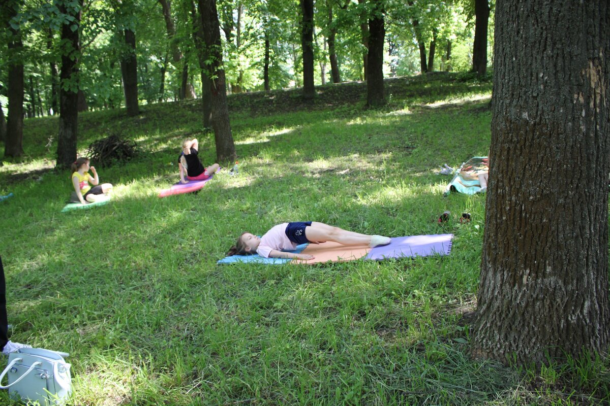 Тренировка на улице. На переднем плане моя дочь на тех самых ковриках. Личное фото.