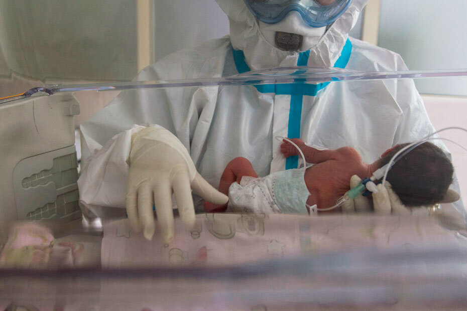 Фото Надежды Храмовой

Симптомы – лихорадка, покраснение глаз, сыпь, боли в теле, покраснение языка. Все это наблюдалось и у Маруси. В штате Нью-Йорк (США) подтверждено 137 подобных случаев, три привели к гибели детей. В России такое впервые. 