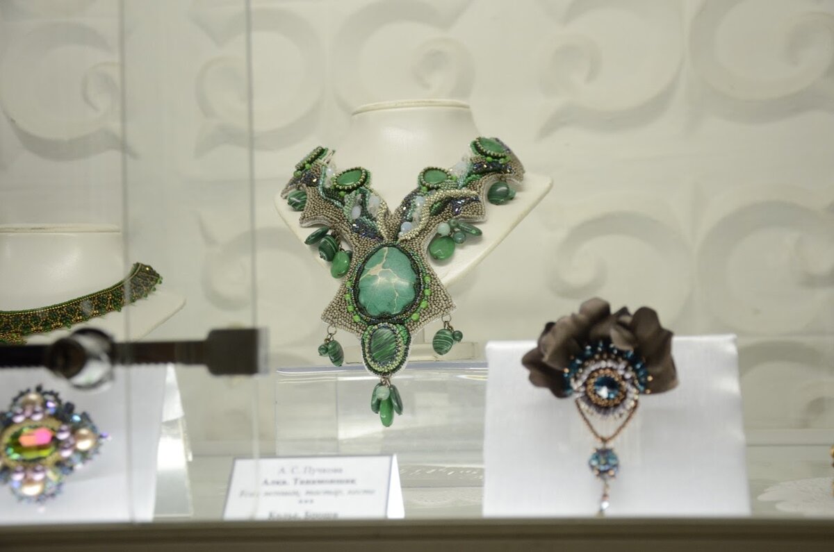 фото из личного архива, колье "Валлийский зеленый", выставка, этнографический музей, г. Усть-Каменогорск
