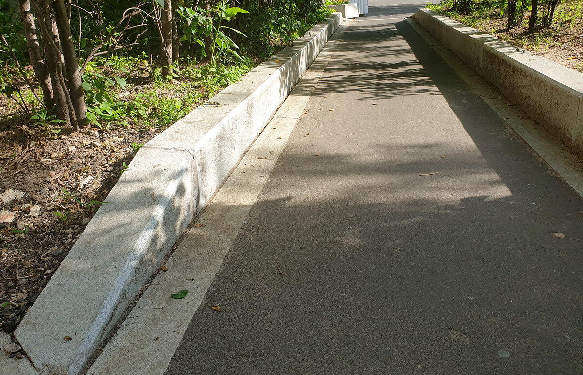 Для маленькой тропинки во дворе одного ряда гранитного обрамления конечно же мало.