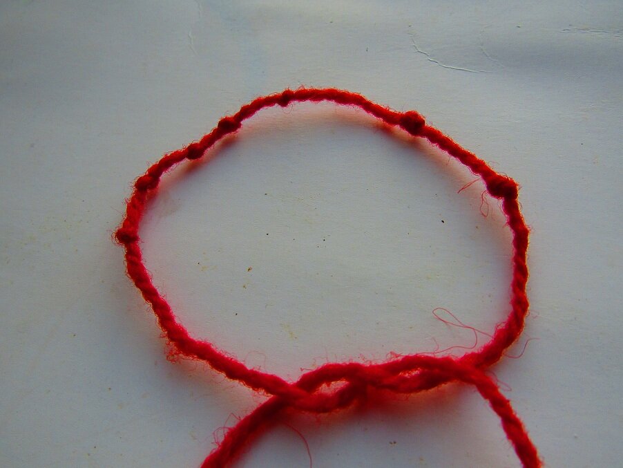 Можно красную нитку. Красная шерстяная нитка. Узел для красной нити. Красная нить с узелками. Красная вязаная нить на руку.