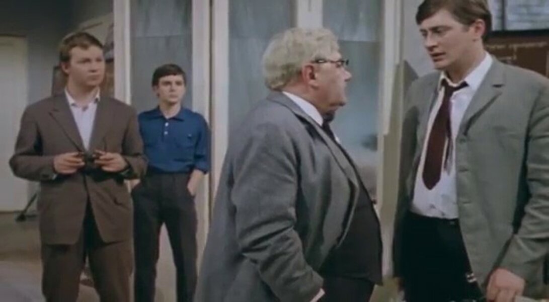 А вот еще худенький и стройненький Валентин Смирнитский. Он играет приемного сына главного тренера, нападающего "Зари" Сергея Таманцева. Сергей положительный герой. Он учится в техническом вузе. Скоро защита диплома. Его научный руководитель не доволен его постоянными отлучками.Но потом оказывается, что Сергей не только ногами хорошо играет, у него еще и голова соображает. Он что-то такое придумал, что его профессор просто поразился.