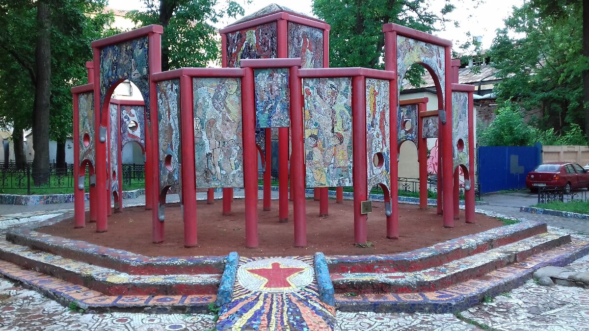 Во дворе ,среди обычных зданий центра Санкт-Петербурга такой необычный пейзаж