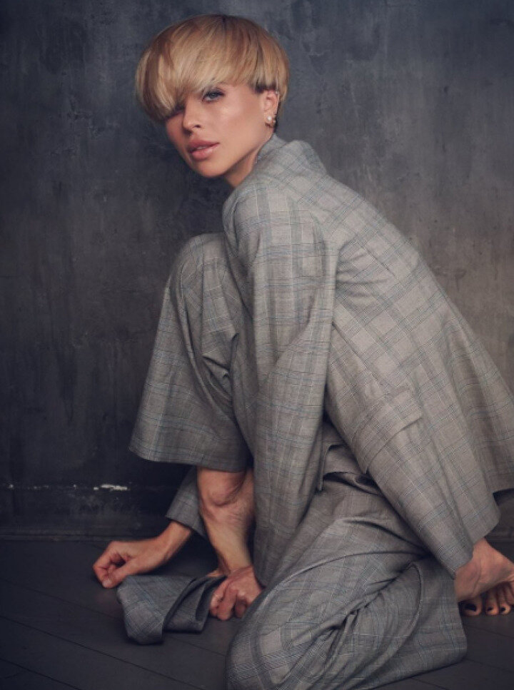 «Я сначала не поняла что это нога», «Как из фильма ужасов, что то непонятное с рукой вперемешку, сразу и не поймёшь, пришлось разглядывать», «Да, у меня были именно такие эмоции», «Нога ужас», «Что с ногой мне одной кажется что волосатая», «Не въехала, что делает кусок мужской ноги, непонятно где рука», «Ноги здесь выглядят как мужские! И поза странная!» - высказались подписчики.ФОТО: СОЦСЕТИ
Пользователи считают, что все дело в особенности обработки кадра фотографом, и в данном случае он повел себя непрофессионально. Ведь есть и другие фото с Карпович, и в отличие от Волочковой, которая регулярно уродует свои ноги на тренировках, у артистки с этим все хорошо.