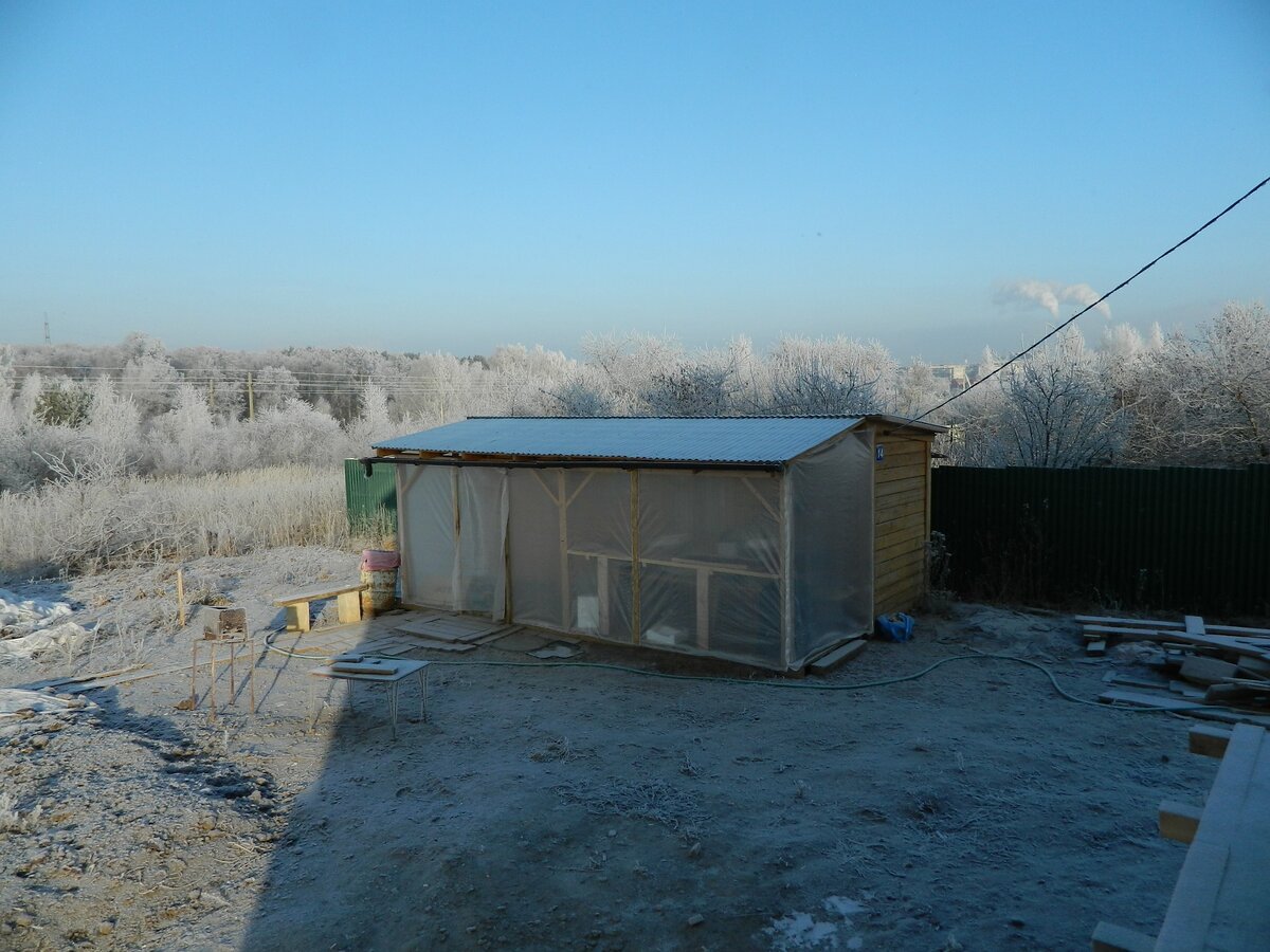 Полдень, тень от дома полностью накрывает летний домик, справа виден настил пола будущей большой веранды.