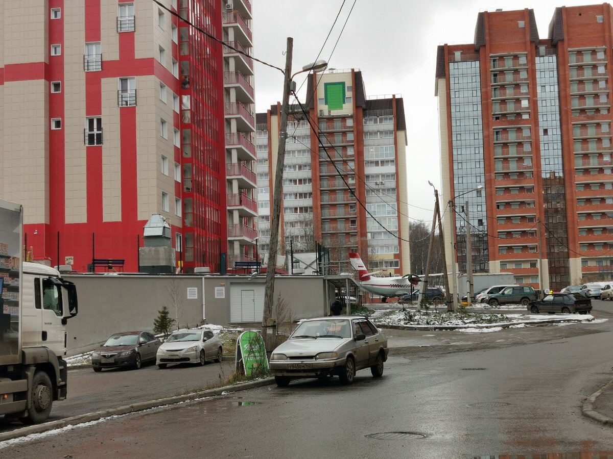 А так он выглядит из одного двора по соседству.