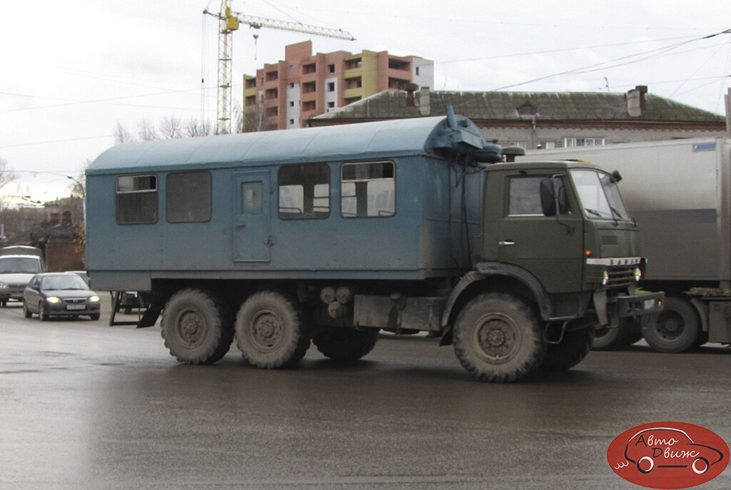 Вахтовый автобус ВМ-4310 на шасси КамАЗ-43105 (фото М.Беднарского)