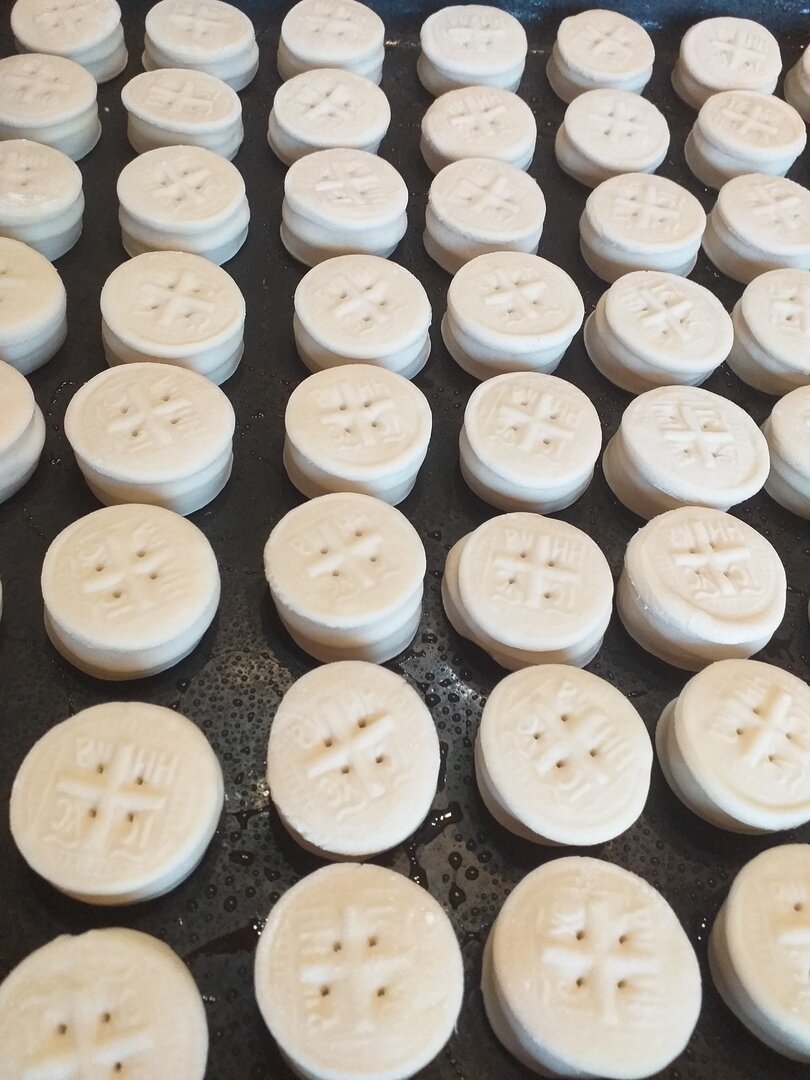 Просфоры перед посадкой в духовку