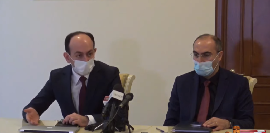 Особая  следственная  группа Следственного комитета Армении присутствовала при  обмене телами  военнослужащих, погибших вследствие развернувшихся сейчас  военных  действий, и необходимые следственно-процессуальные действия  начали  осуществляться прямо на месте, в присутствии понятых, включая  осмотр  тел, видеосъемку и фотографирование, с последующим детальным   документированием.  Об этом в четверг на пресс-конференции сообщил  начальник  Криминалистического управления СК Рафаэль Варданян.  По его  словам, в тот же день судмедэксперты Научно-практического центра   судебно-медицинской экспертизы Министерства здравоохранение Армении   провели судебно-медицинский осмотр тел погибших. «Были обугленные тела,  были тела с оторванными взрывом конечностями, и  тому подобное. Но на  данный момент мы пока не располагаем окончательными  данными о  примененных в их отношении пытках или расчленении: заключение  экспертов  пока не получено»,- сказал Варданян.  Родные и близкие опознали уже  четыре из 29 тел. Следственный комитет,  совместно со специалистами  Главного военного следственного управления и  Минобороны, поддерживают с  ними постоянный контакт. Работа ведется также  с Армянским  представительством Европейского суда по правам человека и с   индивидуальными правозащитниками, которые постоянно информируют ЕСПЧ о   ведущейся работе и о получаемых результатах.  Касательно тела 85-летнего  жителя Гадрута Миши Мелкумяна, который попал в  плен в ходе боевых  действий, а потом был убит в плену, Варданян  сообщил, что окончательное  экспертное заключение пока не получено и по  этому факту.  «Тем не  менее, на основании данных, которыми мы располагаем, можно  судить, что  смерть Миши Мелкумяна наступила вследствие травмы головного  мозга. То  есть, его смерть была насильственной», — отметил он.  Не сегодняшний  день, отметил Варданян, в азербайджанском плену находятся  21 армянский  военнослужащий. Но эта цифра далеко не окончательная,  данные постоянно  меняются. «Армянская сторона регулярно сообщает в ЕСПЧ  текущие  сведения, настаивая на том, чтобы эта структура заставила   азербайджанскую сторону предоставить точные данные об имеющихся у нее   армянских военнопленных, обеспечивала их содержание в соответствии   нормам международного гуманитарного права»,- сказал Варданян.  Он  заверил, что по всем установленным фактам предпринимаются   соответствующие судебно-процессуальные действия, и ни один такой факт не   ускользает от внимания следственных органов.  Напомним, вооруженные  силы Азербайджана 27 сентября в 07:15 предприняли  агрессию против  Республики Арцах. После двух недель ожесточенных боев и  призывов  международного сообщества к миру в Нагорном Карабахе, 9 октября  главы  МИД Армении и Азербайджана провели в Москве переговоры под эгидой   официальной Москвы. По итогам продлившихся около 11 часов переговоров   министров иностранных дел РФ, Армении и Азербайджана стороны   договорились об объявлении перемирия в гуманитарных целях с 12 часов 00   минут 10 октября 2020 г. для обмена военнопленными и другими   удерживаемыми лицами и телами погибших при посредничестве и в   соответствии с критериями Международного Комитета Красного Креста.   Вторая договоренность о перемирии была достигнута при посредничестве   Франции — режим прекращения огня должен был вступить в силу в полночь 18   октября.  Очередное, третье соглашение о перемирии было достигнуто по  итогам  встречи глав МИД Армении и Азербайджана с госсекретарем США  Майком  Помпео и заместителем госсекретаря США Стивеном Биганом и должно  было  вступить в силу в 07:00 мск 26 октября, согласно  распространенному  Госдепартаментом совместному заявлению США, Армении и  Азербайджана.  Однако все эти соглашения полностью игнорируются  азербайджанской  стороной.  Премьер-министр Армении Никол Пашинян 31  октября обратился к президенту  РФ Владимиру Путину с просьбой начать  консультации для определения формы  поддержки по обеспечению  безопасности Армении — с учетом того, что  боевые действия уже  приблизились к границе РА, а также уже имеющихся  фактов посягательств  на территорию Армении.  МИД РФ в ответ подтвердил приверженность России  союзническим  обязательствам в отношении Армении в соответствии с  Договором о дружбе,  сотрудничестве и взаимной помощи между странами,  подчеркнув, что Москва  окажет всю необходимую помощь Еревану, «если  боестолкновения будут  перенесены непосредственно на территорию  Армении».

Читай больше новостей на нашем сайтеНовости Армении в Telegram