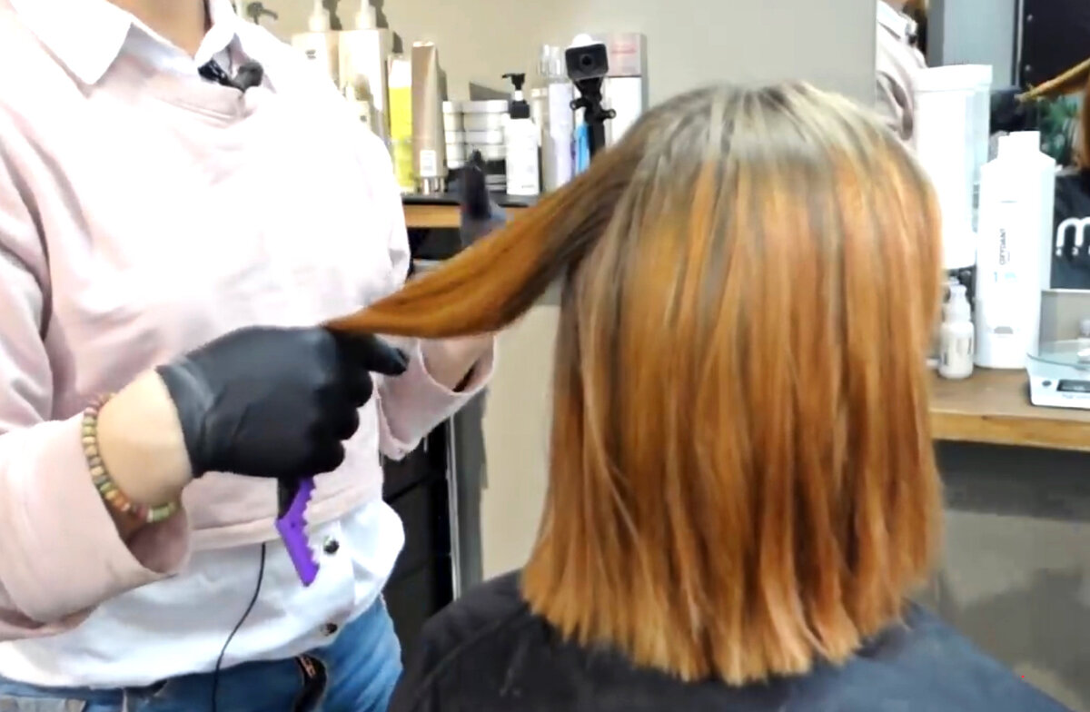 прошу  прощения за качество фото - это скриншоты из видео 🙏🏻.  Натуральная база ( прикорневые 7 см) - 7.0  и косметическая база (длина) - 7.44 ( интенсивный медный)