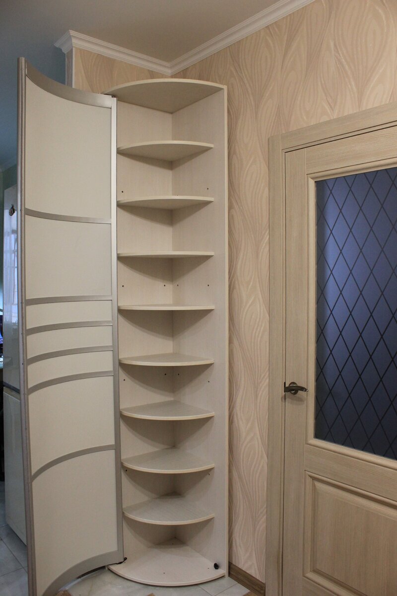 Радиусный шкаф, мне очень он нравится))). Конечно многие о них слышали и знают, но такие как мы например, видели его впервые. Фото автора.