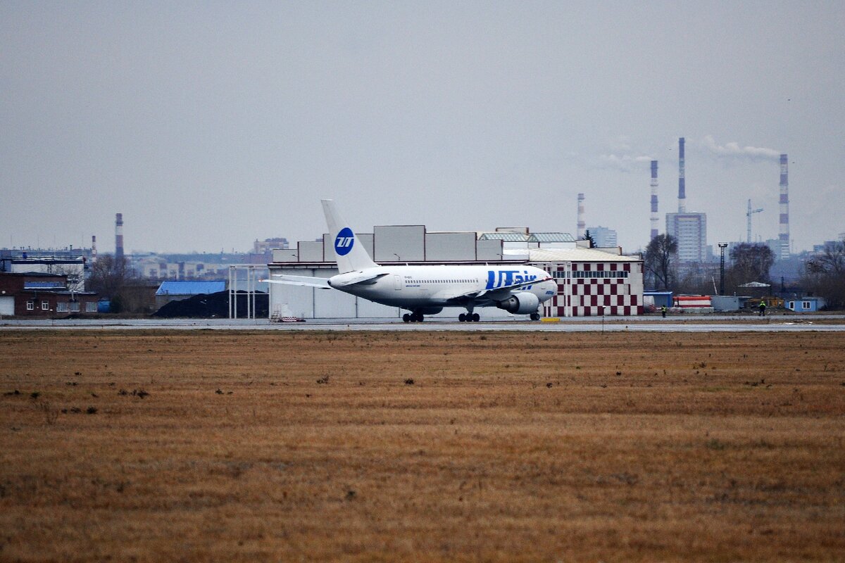 самолет приземляется. крылья самолета ютэйр сварка. самолет выполняющий рейс. самолет выполняющий рейс. A380 qantas баку.