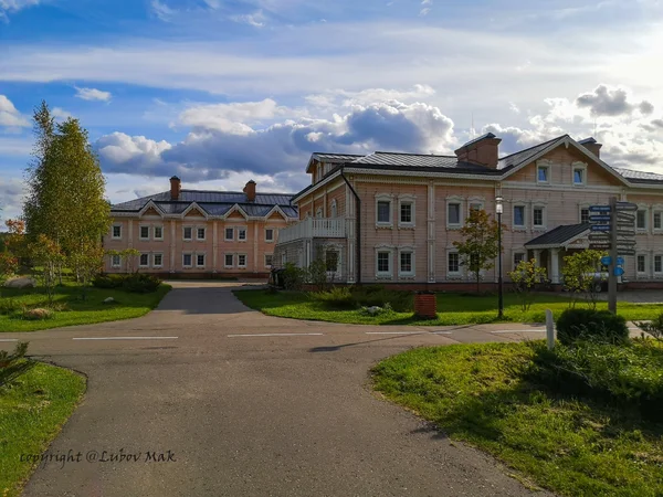 Листаем фото, каменная мостовая и дома с резьбой-можно фотоссесиюустроить под старину. 