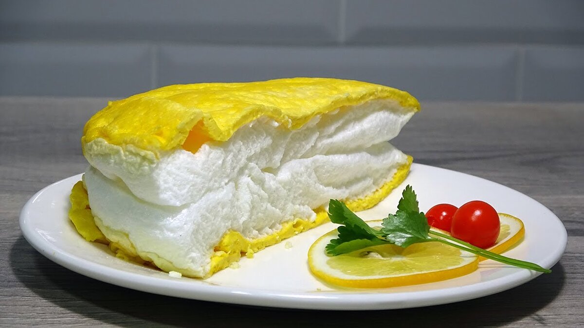 Очень вкусный омлет) Выглядит как тортик.
