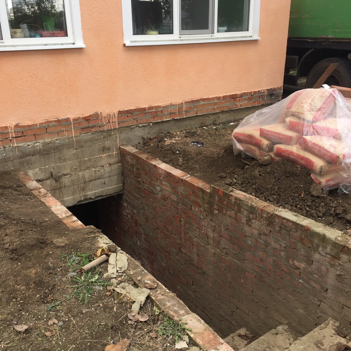 Вот так выглядел  погреб, после того как я убрала перекрытие из досок.