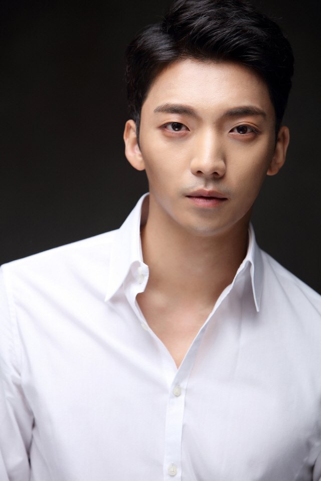 Ким Джи Су в 2010 году дебютировал на театральной сцене, и только 7 лет спустя впервые засветился на телевидении