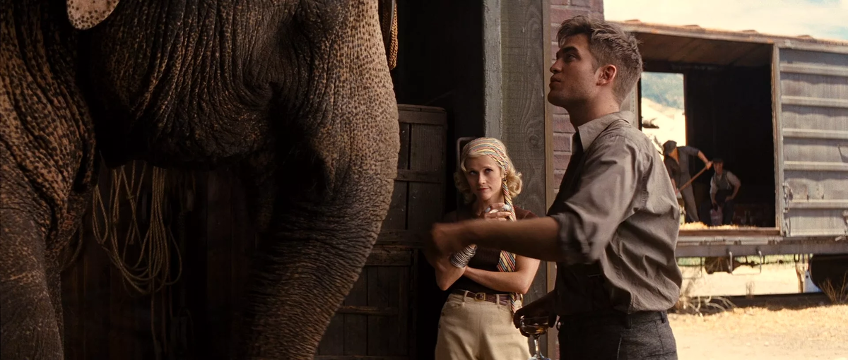 Роберт Паттинсон и Риз Уизерспун на кадре в фильме "Воды слонам"