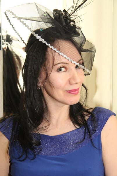 Романс "День чудесный". 
День чудесный мы провели,
Холодный ветер подул,
Вижу твои черты,
С надеждой в душе уснул.

Короткий миг между нами мелькнул,
Судьба устроила встречу нам,
С надеждой в душе я уснул,
Поверил я своим мечтам.

Облака пролетают над нами,
Небеса в наши души глядят,
Околдован твоими глазами,
Страсти наши горят.

Улыбнулась мне на прощанье,
Помахала мне рукой,
В душе моей терзание,
Всё мимолётно под луной.

20.12.2015 год.