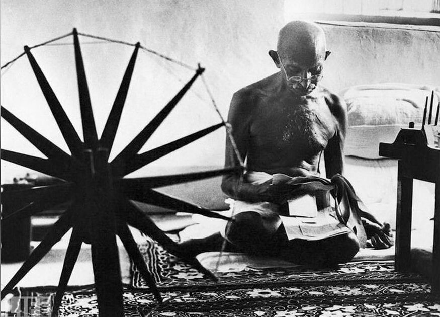 Ганди родом из достаточно состоятельной семьи и даже получал образование в Лондоне. В возрасте 52 лет он навсегда отказался от сшитой одежды и одевался в традиционную индийскую набедренную повязку и накидку из ткани, которую сам изготавливал с помощью домашней прялки