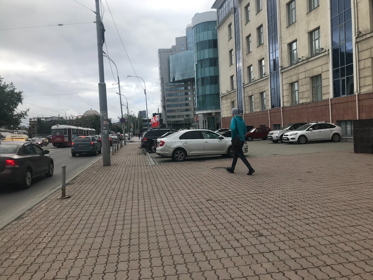 Парковка для сотрудников СКБ Банка на муниципальной земле.