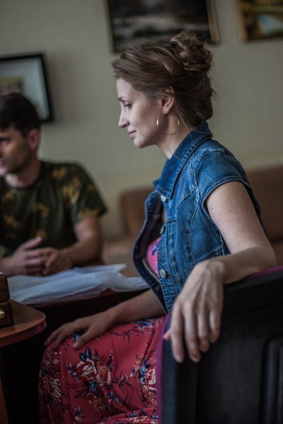 Та, что губёшки раскатала.....