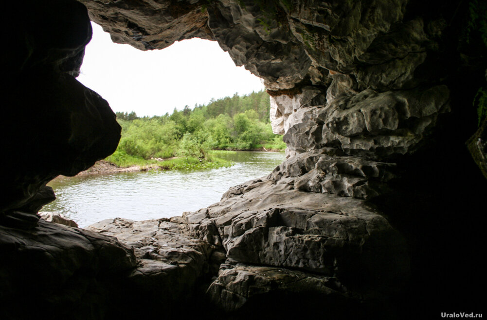 Вид на реку из грота Дзот в скале Стена