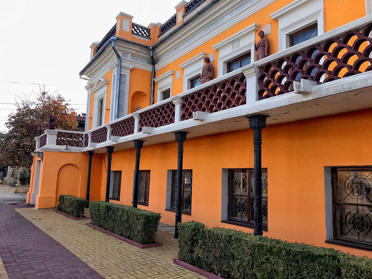 Фасад здания картинной галереи Айвазовского.