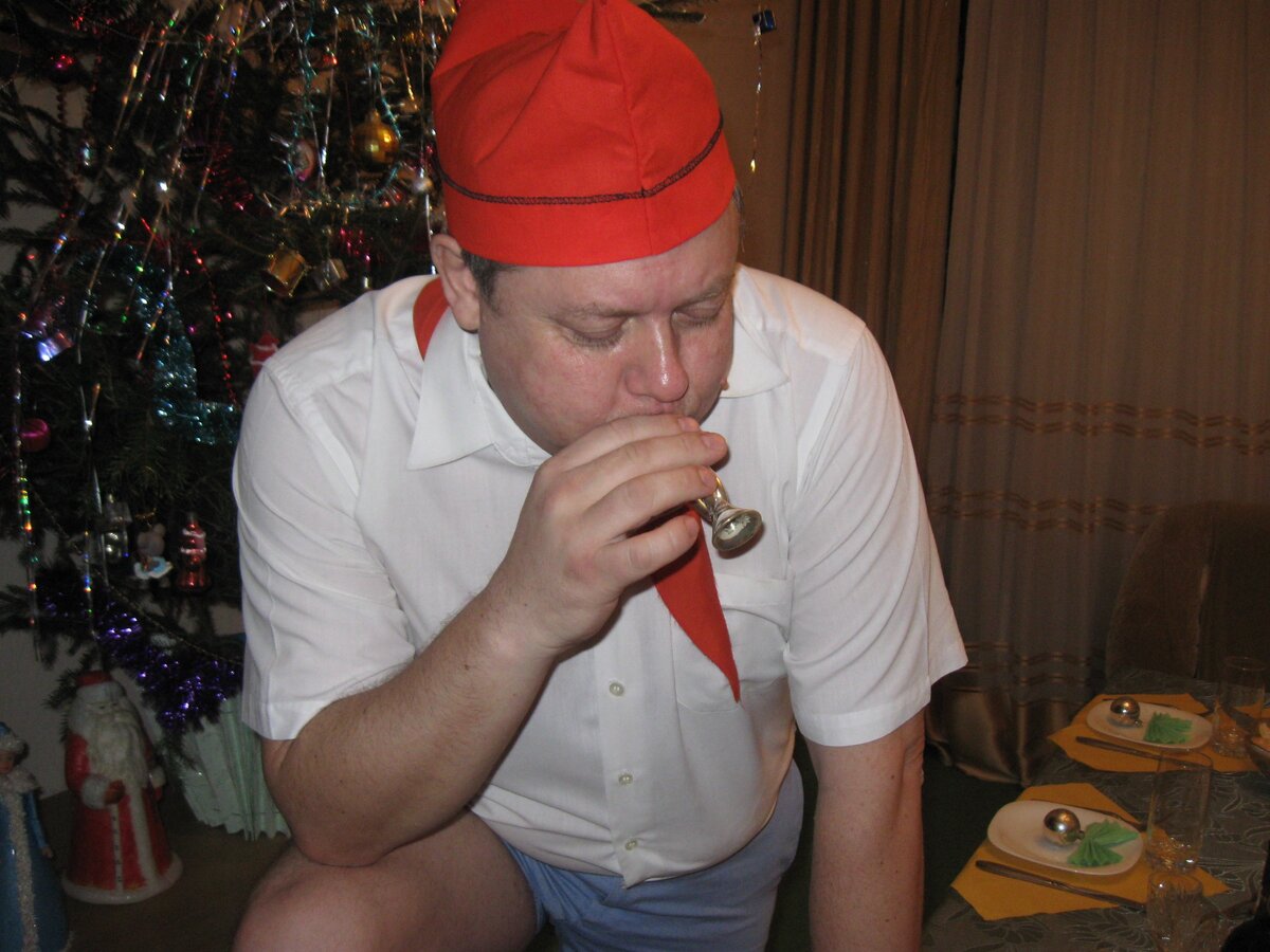 муж в костюме пионера