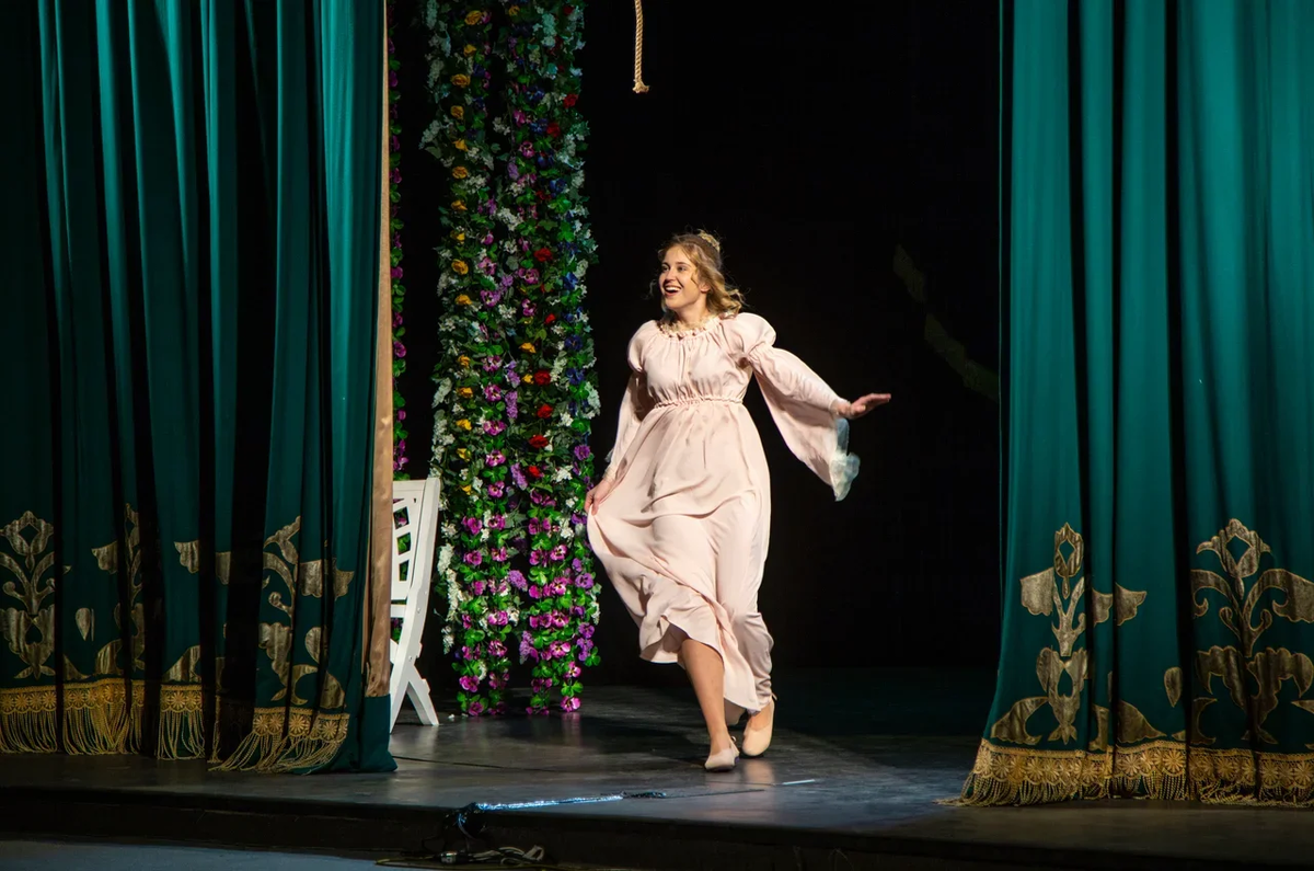 Кадр из спектакля Товарищества  артистов МХАТ "Жестокий водевиль" по мотивам пьесы Островского "Без вины виноватые"