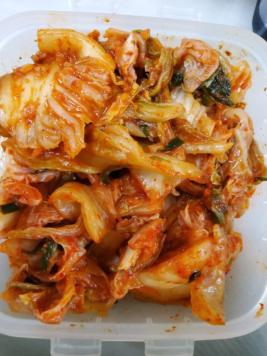 Кимчхи - маринованная пекинская капуста, она на столе должна быть всегда