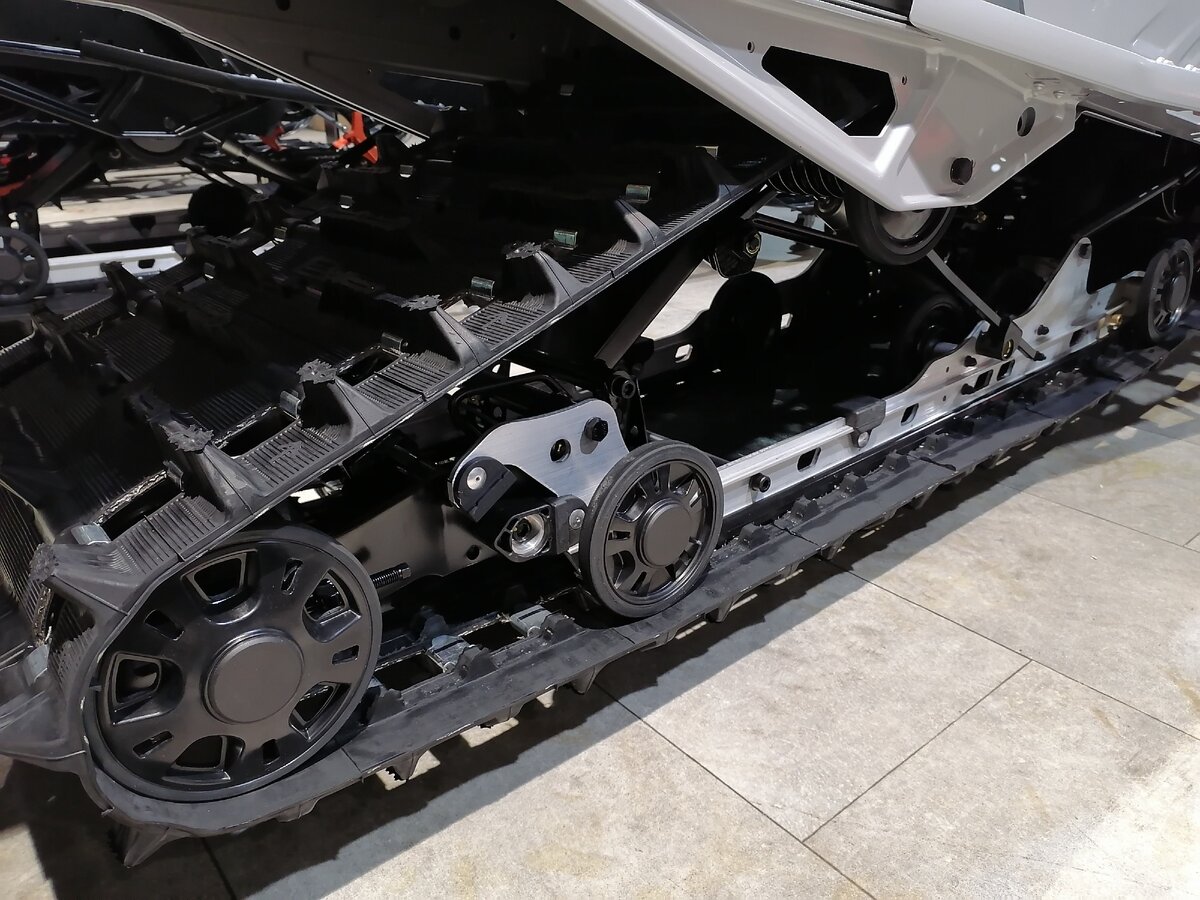 Хорошо знакомая подвеска SC-5U и классическая 50 см гусеница