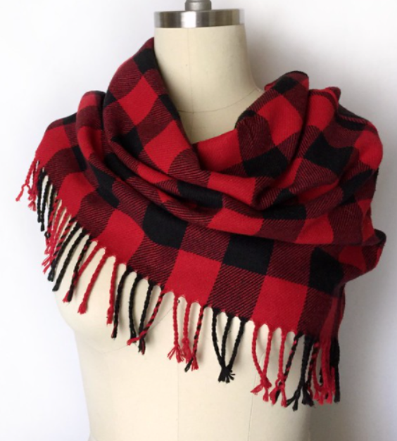 Сложность этой ткани не только в том, что это шарф, но еще и в том, что нужно совмещать клетку. Но, мы будем стараться и сделаем из него юбку. Но, в силу ограниченности материала совмещать клетку я не буду. 