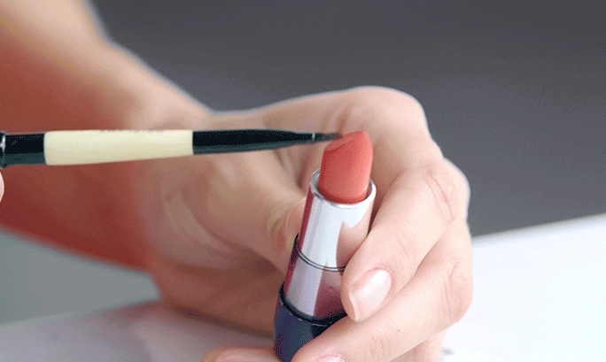 Благодаря кисти для губ значительно экономится помада (яндекс-картинки)