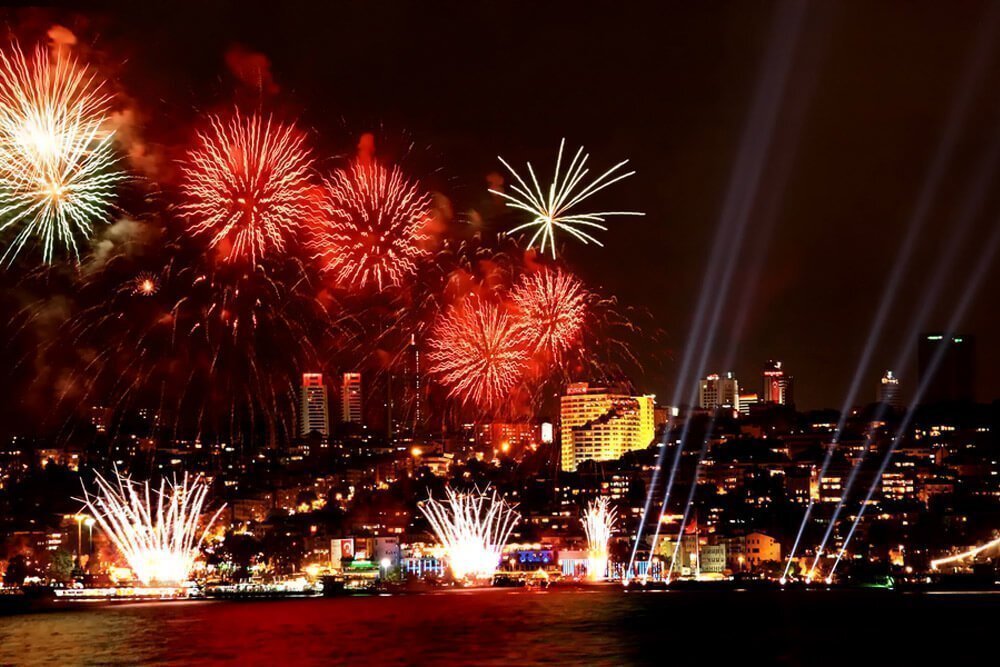 Почему новый год празднуют 31. Новый год в Турции. Новый год в Анталии. Новогодняя Анталия. Новогодняя Турция.