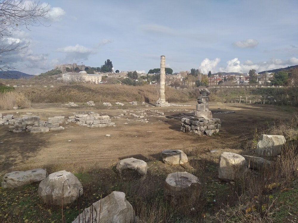 Современный вид на храм Артемиды. Вдали виднеются византийские крепость и базилика Святого Иоанна, рядом с которыми турки-османы выстроили огромную мечеть, хамам (бани) и свою крепость.