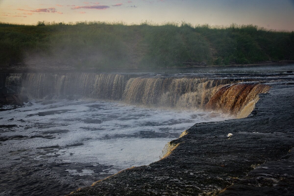 Тосненский водопад ранним июльским утром.                        фото Николай Карпов