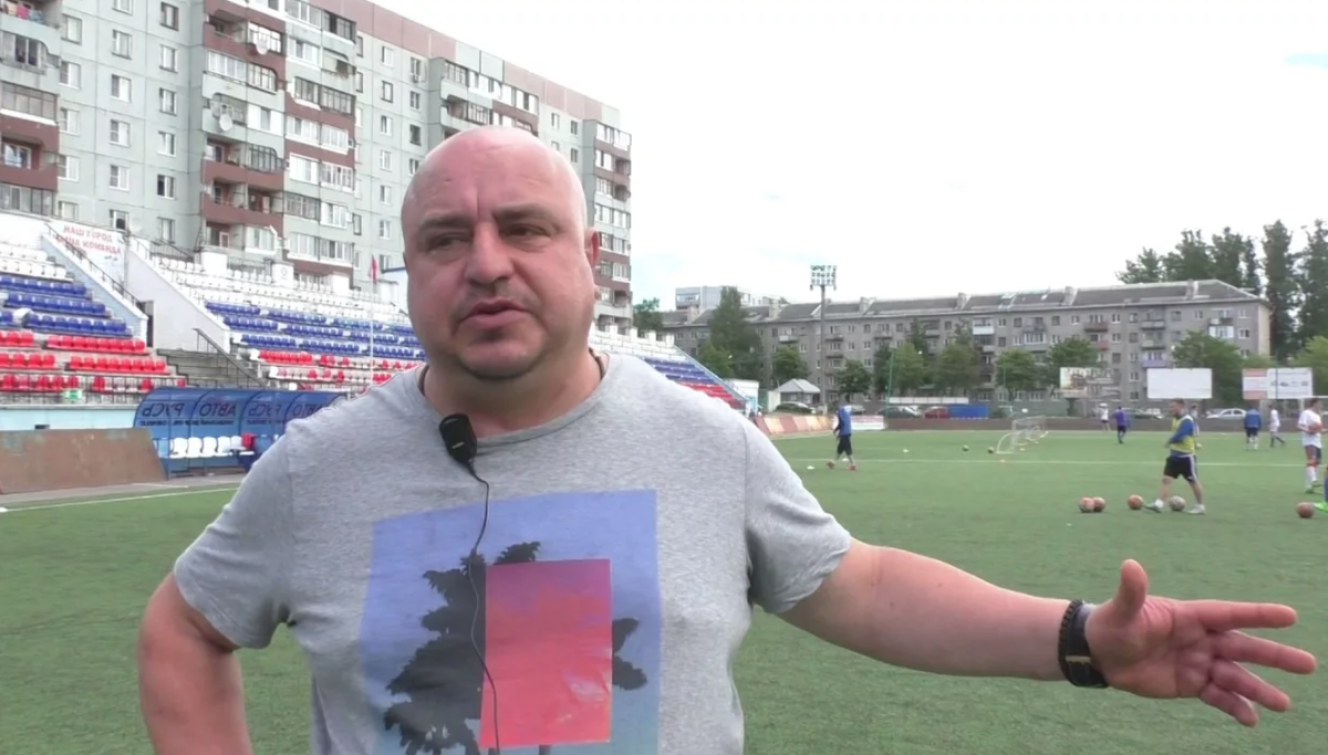 Алексей Севастьянов на стадионе в Пскове. Скриншот с видео YouTube