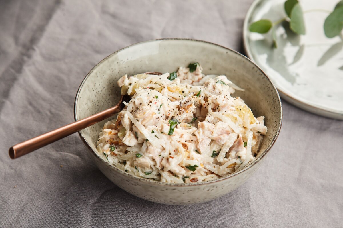 Салат с дайконом и грецким орехом