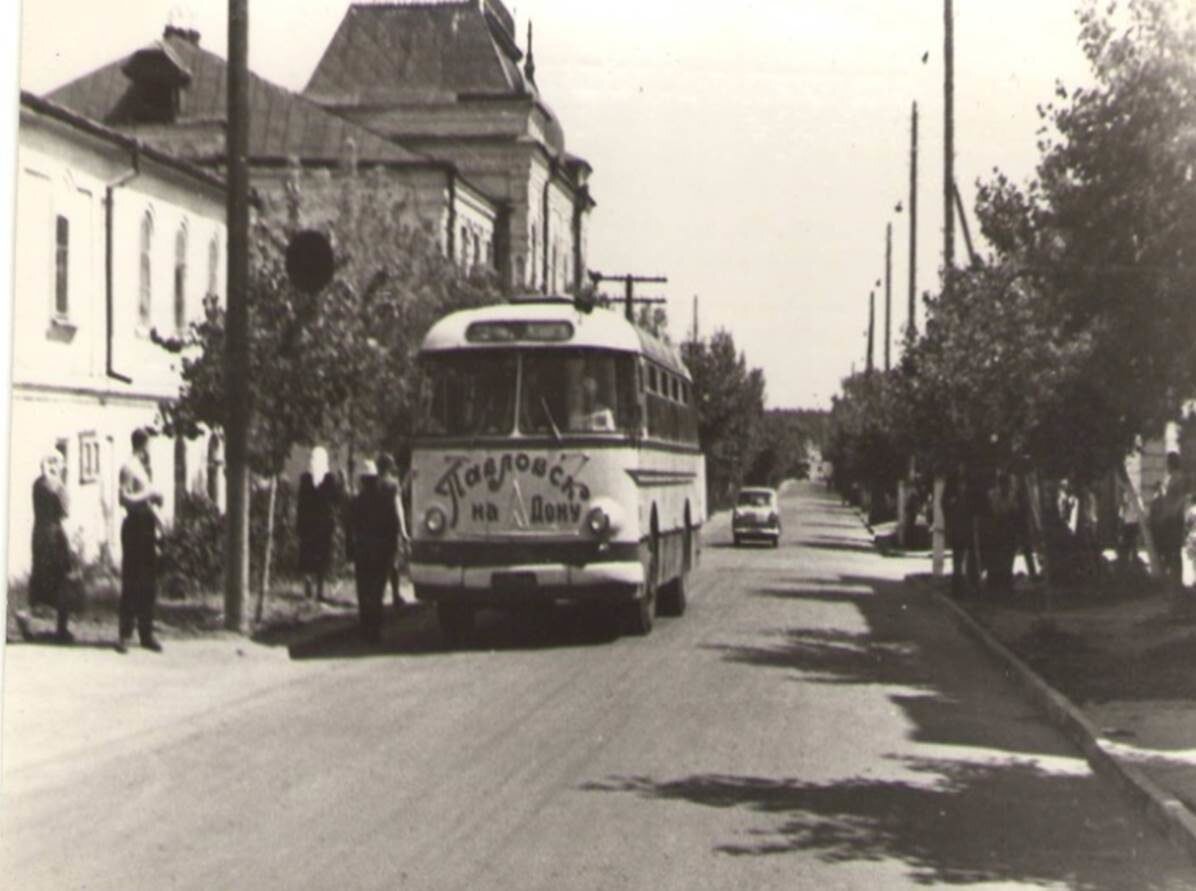 Первый автобус 25. Первые автобусы в Тюмени 1936 год. Первые автобусы Омск 1920г. Первые автобусные остановки в Сочи ретро фото. Фото первого автобуса 1916 Краснодара.