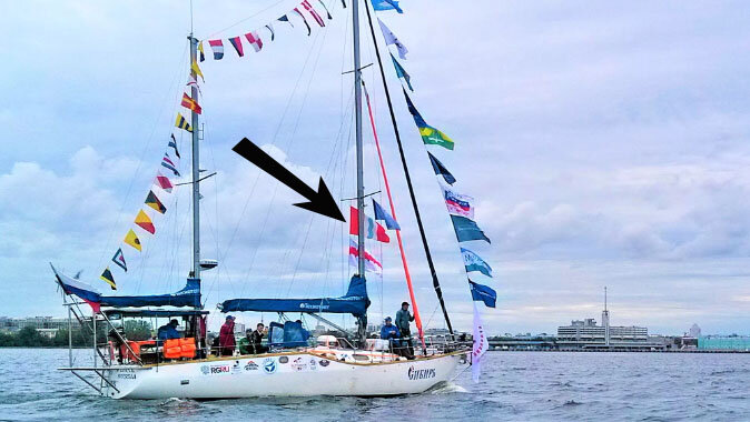 На яхте "Сибирь" под левой краспицей подняты флаги Омской области и города Омска. Будь в экипаже яхты бразилец или эфиоп, там же можно было поднять флаги Бразилии и Эфиопии. Фото - Ugra.TV