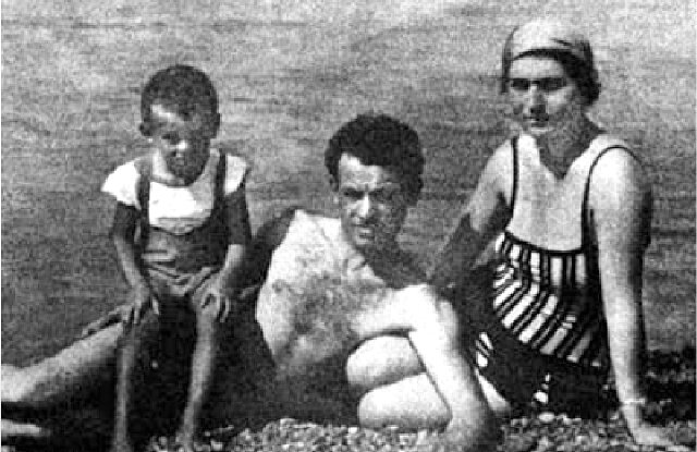 В первой семье Окуджавы сын родился 2 января 1954 года в Калуге. Они с женой Галиной Смольяниновой переехали сюда из села, где учительствовали после окончания филологического факультета. Четырьмя годами раньше при родах умерла их первая дочь, и супруги не хотели оставаться в Тбилиси, где всё напоминало о трагедии. Когда после ХХ съезда КПСС реабилитировали мать поэта, она вернулась в Москву и забрала к себе обоих сыновей: Виктора и Булата с семьёй. 