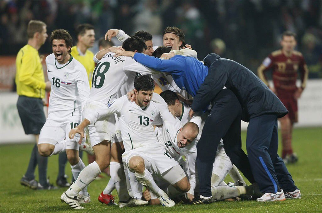 Сборная Словении празднует победу над нашей сборной.