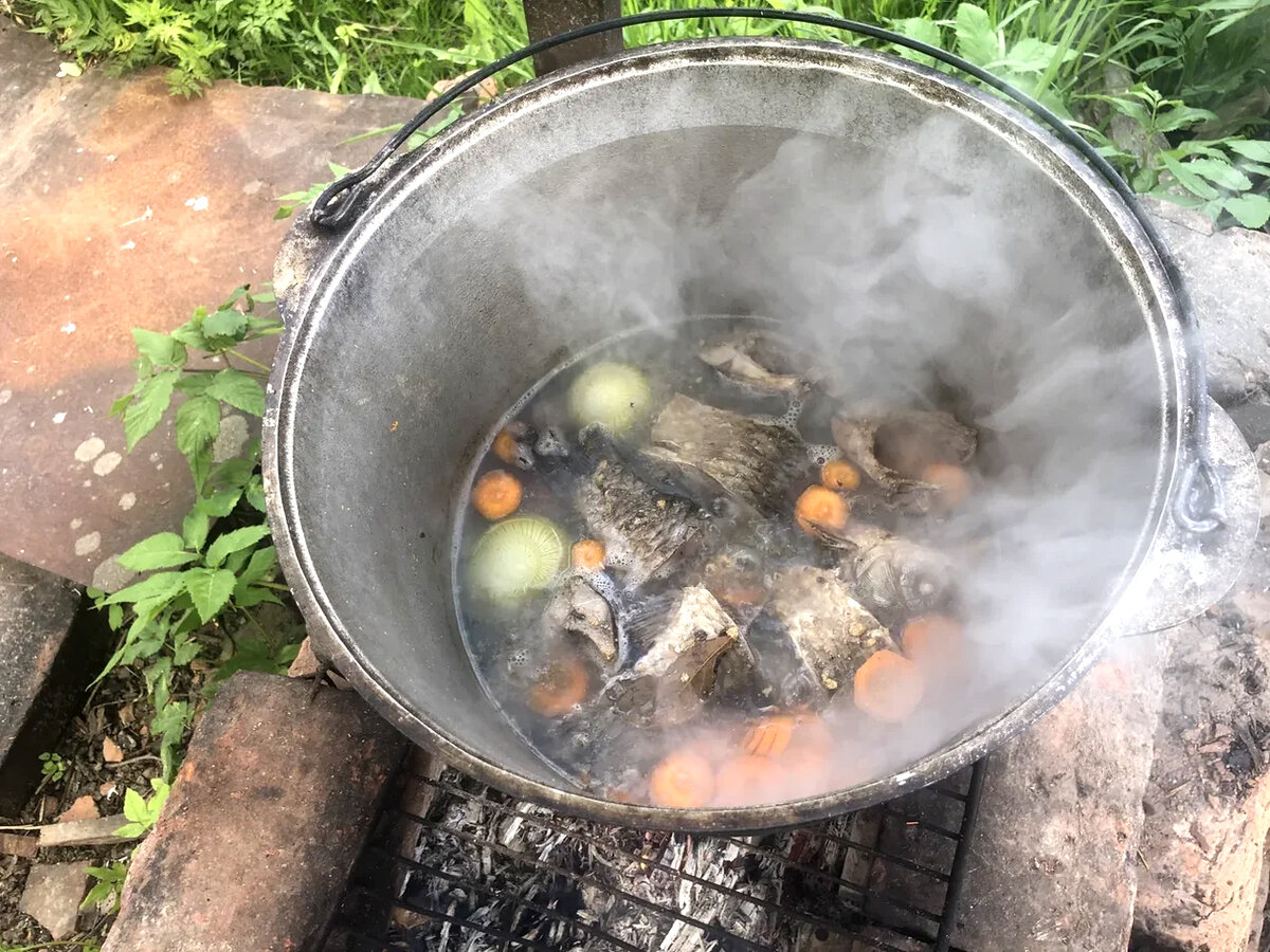 Уха в казане на костре