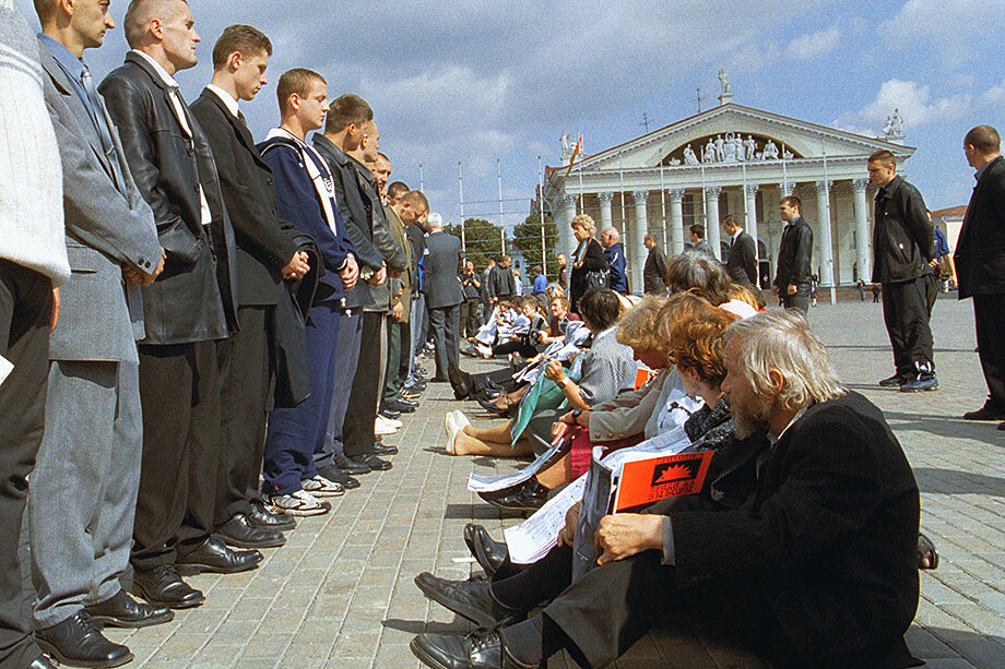 Пикет оппозиции в Минске перед Дворцом Республики 4 сентября 2001 года, где проходила встреча кандидата в президенты Александра Лукашенко и избирателей.Фото: Виктор Толочко/ТАСС