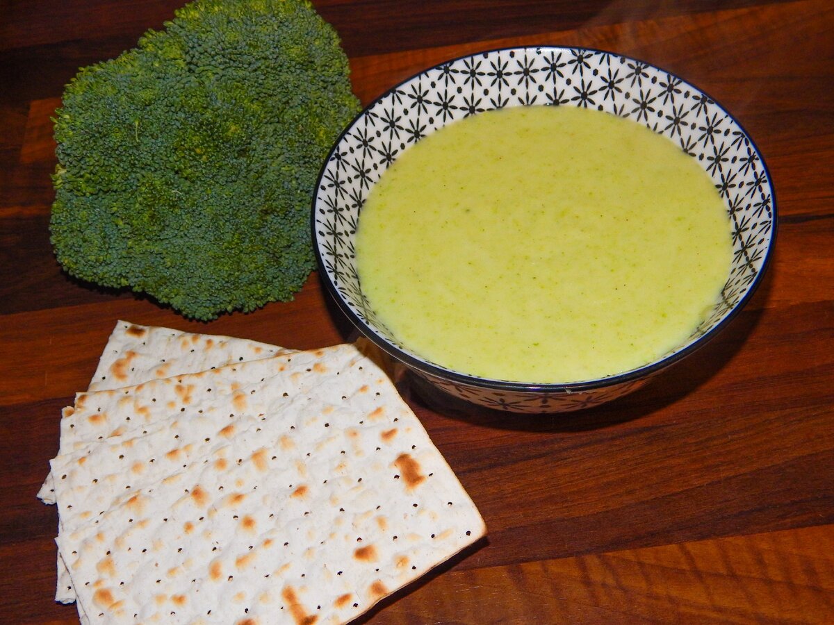 Это уже третий рецепт из брокколи на моем канале. Но я действительно ем этот удивительный овощ, во всех его вариациях, очень и очень часто. И все рецепты, что есть на моем канале. Это действительно те рецепты, которые я уже много лет готовлю для себя, своей семьи и гостей.