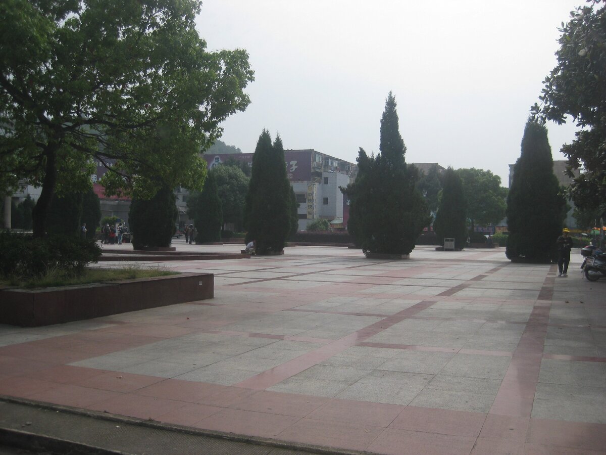 Привокзальная площадь, если оглянуться, то сзади будет верхняя фотка :)