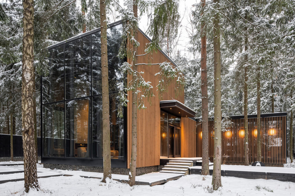 Дом со стороны входа на участок. Подрядчик по стройке дома — компания “Норвекс НЛК” (Norvex); архитекторы Артур и Ксения Кариевы; конструктор Алексей Князев.